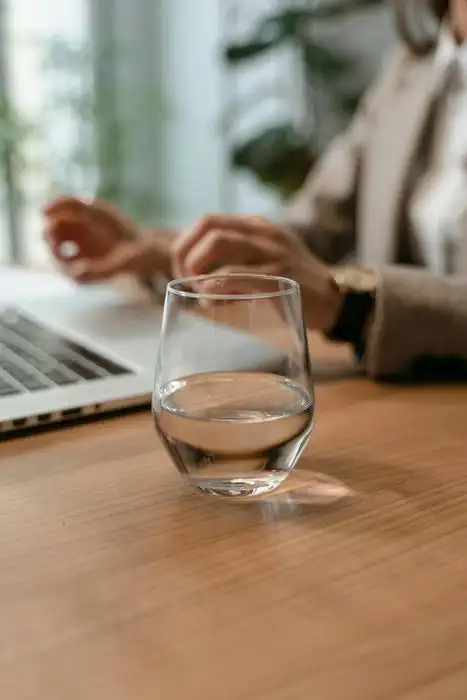 Agua AKUA en oficina